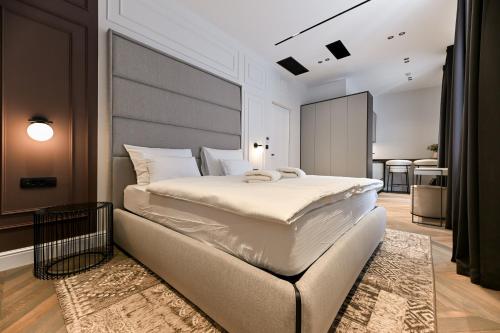 Postel nebo postele na pokoji v ubytování Three Pearls Deluxe Rooms & Studios