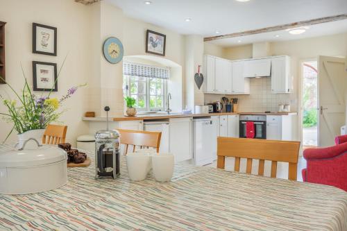 Dapur atau dapur kecil di Beachy Barn