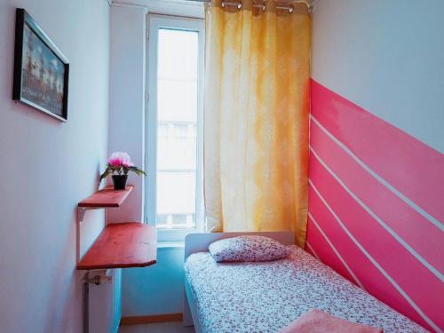Un pat sau paturi într-o cameră la Cozy Rooms with share the bathroom and kitchen