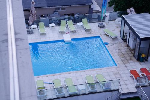 uma vista sobre uma piscina com espreguiçadeiras em Apartament Mamaia-Nord em Mamaia Nord – Năvodari