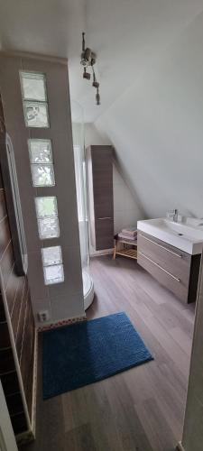 łazienka z umywalką, toaletą i wanną w obiekcie B&B MaasLandje w mieście Wijk en Aalburg