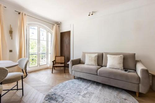 un salon avec un canapé et une table dans l'établissement Central&Spacious 2BD Apart for 6, à Paris