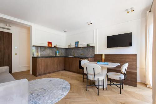 - un salon avec une table, des chaises et une télévision dans l'établissement Central&Spacious 2BD Apart for 6, à Paris