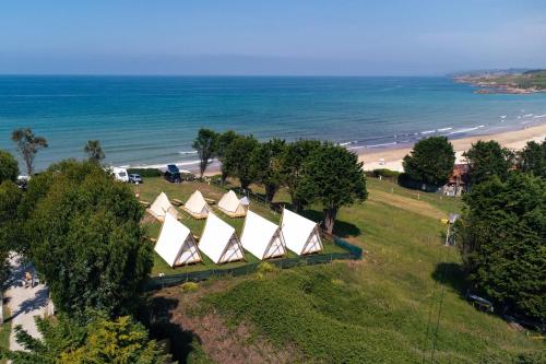 an aerial view of a group of tents next to the beach at Kampaoh Oyambre in El Tejo