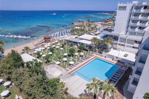 Bazén v ubytování Iliada Beach Hotel nebo v jeho okolí
