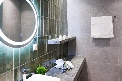 bagno con lavandino e specchio di Villa Ftelia Oasis,Skiathos a Megali Ammos