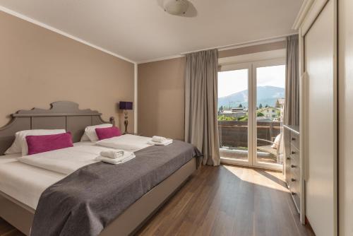 ein Schlafzimmer mit einem großen Bett und einem großen Fenster in der Unterkunft Ferienhaus Kesselgrub in Altenmarkt-Zauchensee in Altenmarkt im Pongau