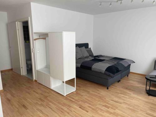 1 dormitorio con 1 cama y armario blanco en Apartment next to Mariahilferstraße, en Viena
