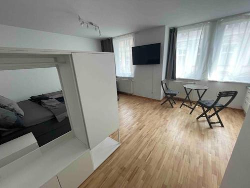 Habitación con cama, mesa y sillas. en Apartment next to Mariahilferstraße, en Viena