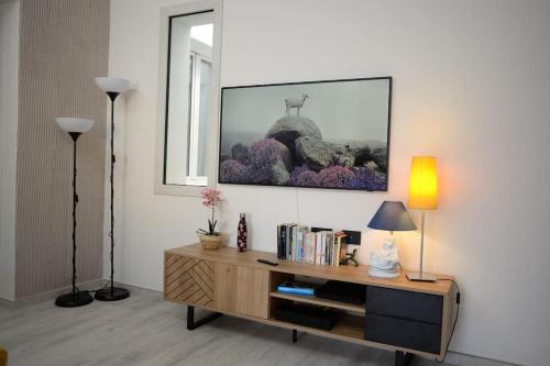 Μια τηλεόραση ή/και κέντρο ψυχαγωγίας στο Santeria Modern Loft