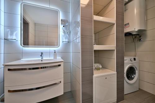 y baño con lavabo y lavadora. en Exclusive Palace App 3 Varaždin en Varaždin