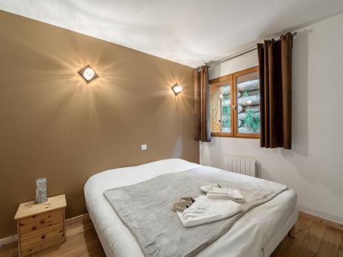 1 dormitorio con 1 cama con albornoz en Appartement spacieux 6 pers, terrasse sauna proche pistes - FR-1-640-2, en Val Thorens