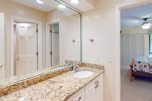 een badkamer met een wastafel en een spiegel bij Hilton Head Beach Club Villas 2 in Hilton Head Island