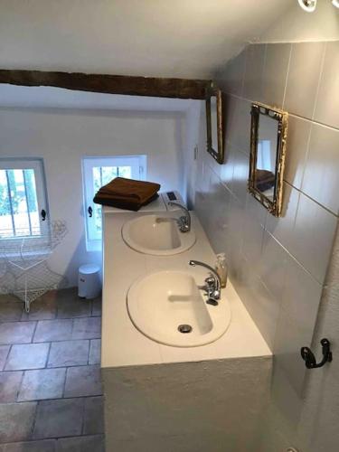 une salle de bains avec un lavabo blanc et un miroir dans l'établissement Uzès proche,charmant pied a terre avec terrasse, à La Bastide-dʼEngras