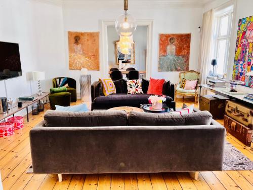 Ultimate Luxury in Kgs. Nytorv في كوبنهاغن: غرفة معيشة مع أريكة وكراسي كبيرة