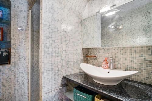 a bathroom with a sink and a mirror at Casa Scotland in Ventimiglia