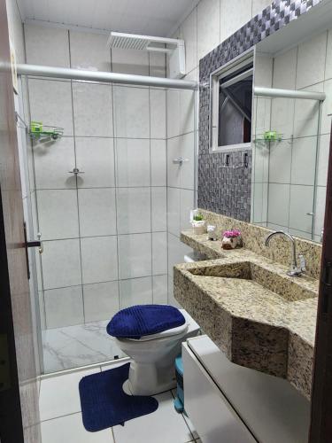 a bathroom with a shower and a toilet and a sink at Sobrado familiar Barbacena in Barbacena