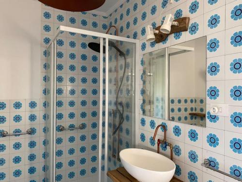 uma casa de banho azul e branca com um lavatório e um espelho em 14A06 Casa Pepe em La Isla