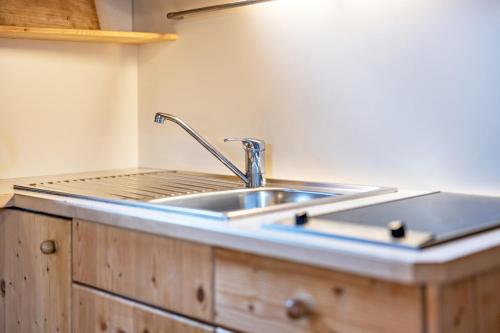 un bancone della cucina con lavandino in cucina di Lindenhof Apt 3 a Vandoies