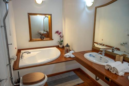 a bathroom with a tub and a toilet and a sink at Inappartamento Diamante in Turin