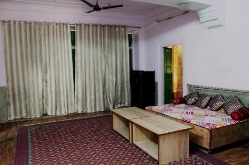 Un dormitorio con una cama y una mesa. en Friend India en Jaipur