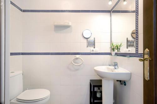 コニル・デ・ラ・フロンテーラにあるApartamento Mediterraneo 105の白いバスルーム(トイレ、シンク付)