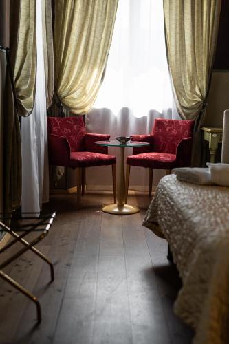 a room with two chairs and a table and a window at Residenza Villa Vecelli Cavriani in Mozzecane