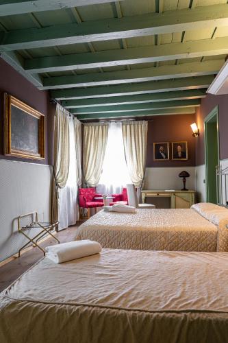 a bedroom with two beds and a window at Residenza Villa Vecelli Cavriani in Mozzecane
