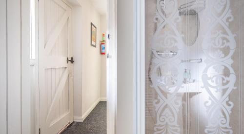 um corredor com um chuveiro com uma porta de vidro em Wastwater em Sawrey