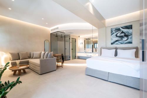 Postel nebo postele na pokoji v ubytování Aura Suites Paros
