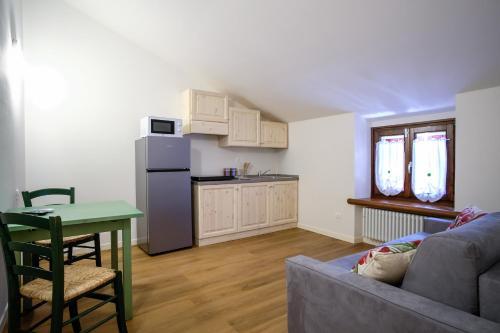 a living room with a couch and a table and a kitchen at Locanda Il Cavallino in Valeggio sul Mincio
