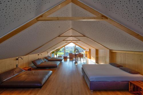 Zimmer im Dachgeschoss mit einem Bett und Ledermöbeln in der Unterkunft Gästehaus Leimer Bräu in Lenzing