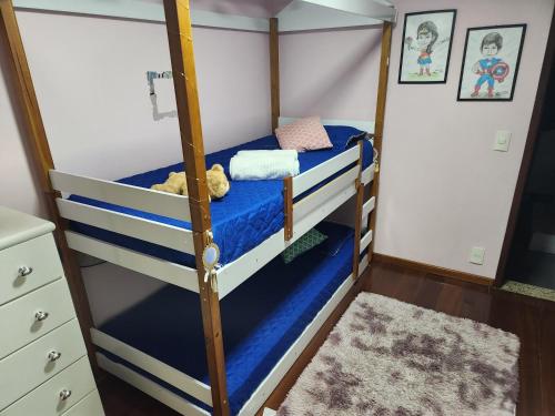 a bunk bedded room with two bunk beds at Sobrado familiar Barbacena in Barbacena