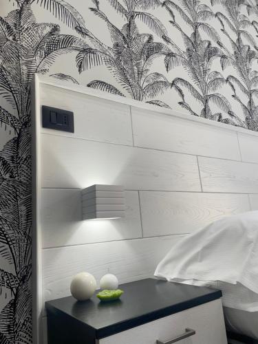 sypialnia z łóżkiem ze stołem i lampką w obiekcie Parthenope Rooms w mieście Neapol