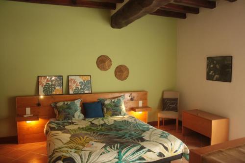 1 dormitorio con 1 cama en una habitación con paredes verdes en Chambres d'hôtes MoulinDT, en Virazeil