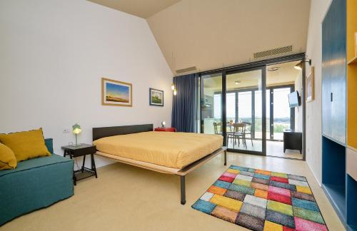 マリーナ・ディ・ラグーザにあるPetrantica Resortのベッドルーム(キングサイズベッド1台、ソファ付)
