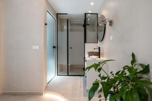 Koupelna v ubytování Aura Suites Paros