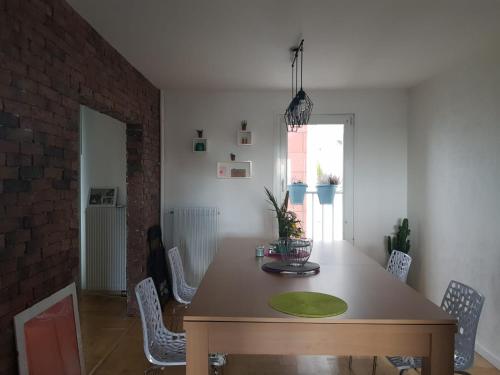 une salle à manger avec une table et des chaises dans l'établissement Bel appartement spacieux et lumineux, à Dunkerque