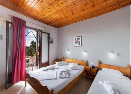 Postel nebo postele na pokoji v ubytování Hotel Nostos