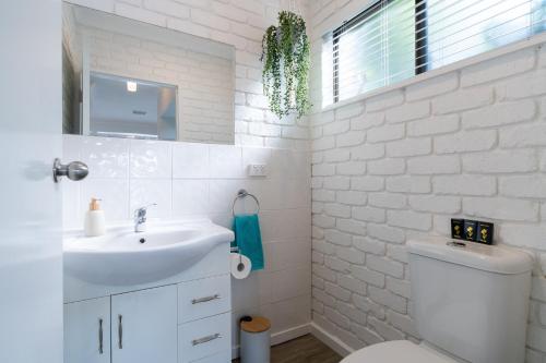 biała łazienka z umywalką i toaletą w obiekcie Absolute Waterfront Marina Views w mieście Patterson Lakes