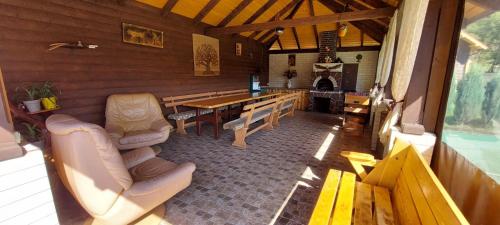 sala de estar con mesa y comedor en Сімейний котедж У Діани en Tatariv