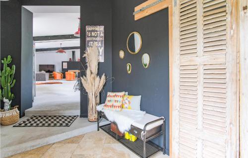 普羅旺斯艾克斯的住宿－3 Bedroom Stunning Home In Aix-en-provence，客厅配有椅子和带镜子的墙壁