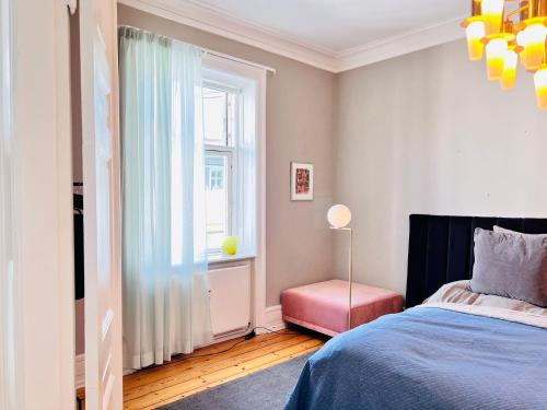 1 dormitorio con cama y ventana en Ultimate Luxury in Kgs. Nytorv en Copenhague