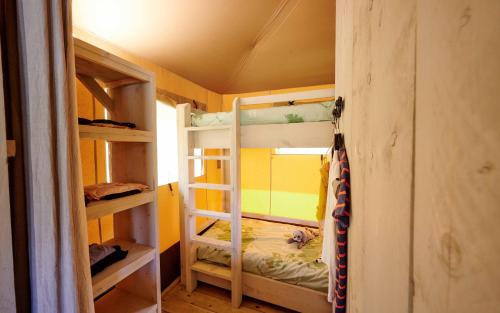 Katil atau katil-katil dalam bilik di Glamping Ameland