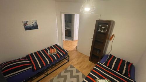 uma sala de estar com um sofá e uma cadeira em Live easy with balcony,Netflix, quiet, close to Football stadium, direct train connection, Espresso maker em Leipzig