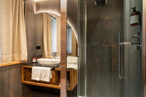 a bathroom with a sink and a shower at Araldo Eco-Lodge in Bosco Chiesanuova