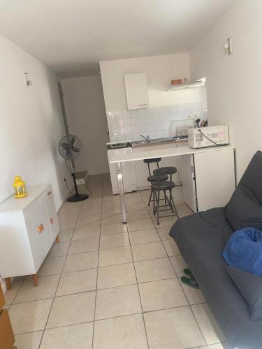 niewielki apartament z kuchnią i biurkiem w obiekcie Chez Émilie w mieście Cavaillon
