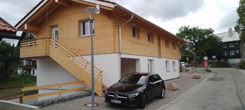 um carro estacionado em frente a uma casa em Ferienhaus Bergstätter Sonne em Immenstadt im Allgäu