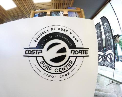 a sign for a ski centre on a wall at Apartamentos Costa Norte in San Vicente de la Barquera