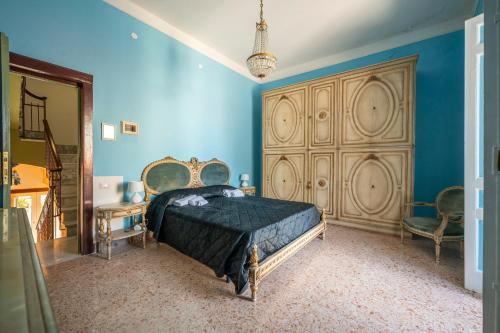 ein Schlafzimmer mit einem Bett und einer blauen Wand in der Unterkunft Dimora Cavaliere Scioli in Monteroduni